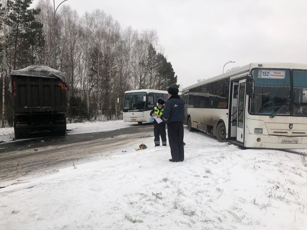 На трассе Кузбасса грузовик врезался в пассажирский автобус
