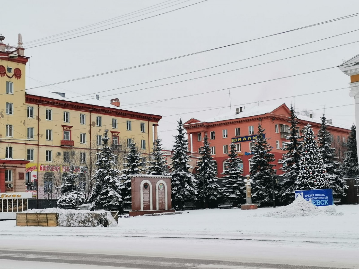 В Прокопьевске у драмтеатра начали строить снежный городок