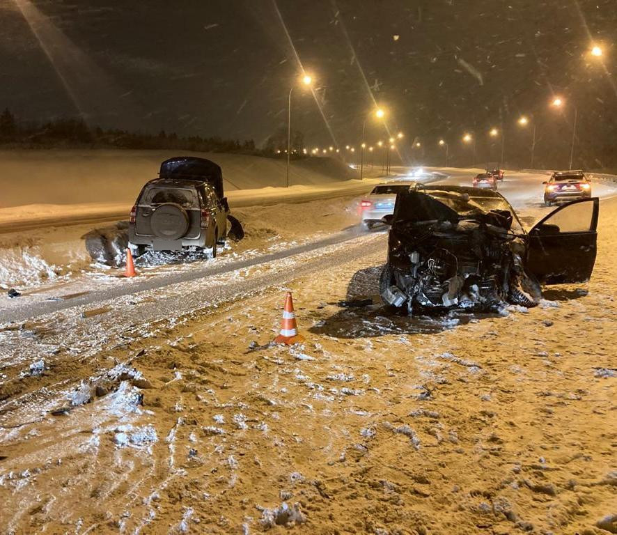 В Кузбассе водитель не учел дорожные условия - два человека пострадали