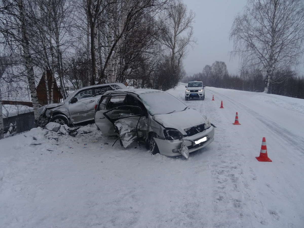 В Новокузнецком районе 4 человека пострадали при столкновении встречных автомобилей