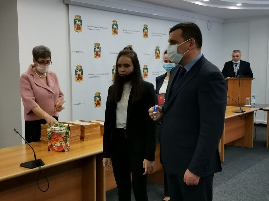В Новокузнецке 12-летняя школьница награждена за мужественный поступок