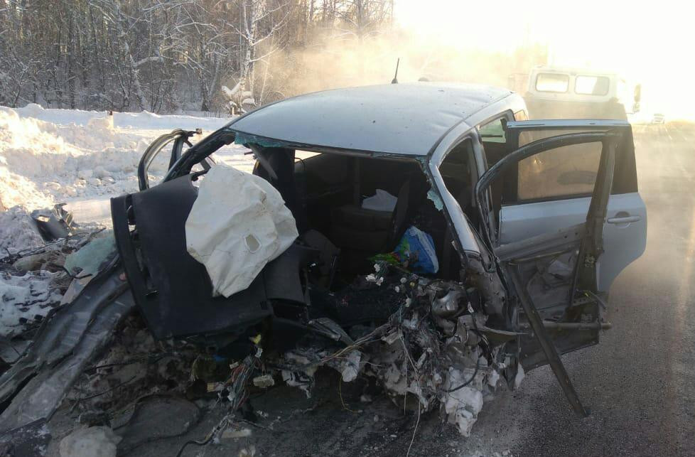 1 человек погиб, еще 4 - пострадали: жесткое тройное ДТП произошло на трассе Кузбасса