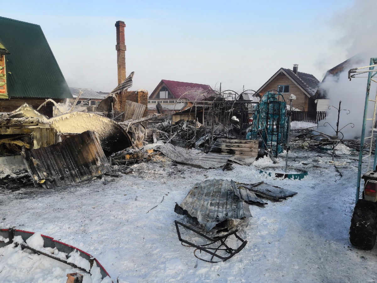 В Прокопьевске пожар в частном секторе тушили 15 сотрудников МЧС