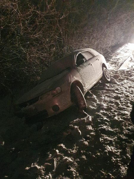 На трассе Кузбасса водитель не рассчитал траекторию и его автомобиль увяз в снегу
