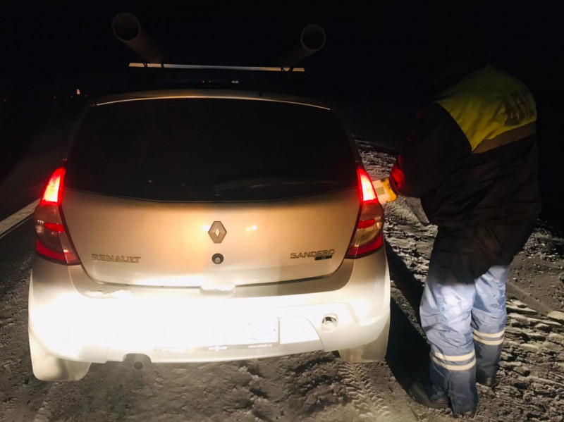 В Прокопьевском районе инспекторы ГИБДД выручили водителя из Новосибирска