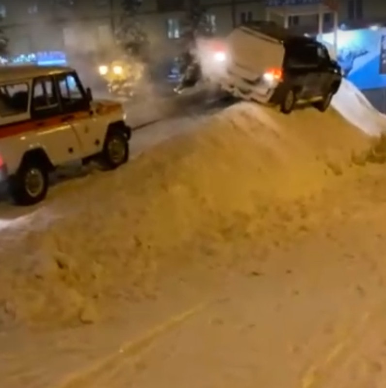 В Прокопьевске неизвестные испортили городскую снежную горку (видео)