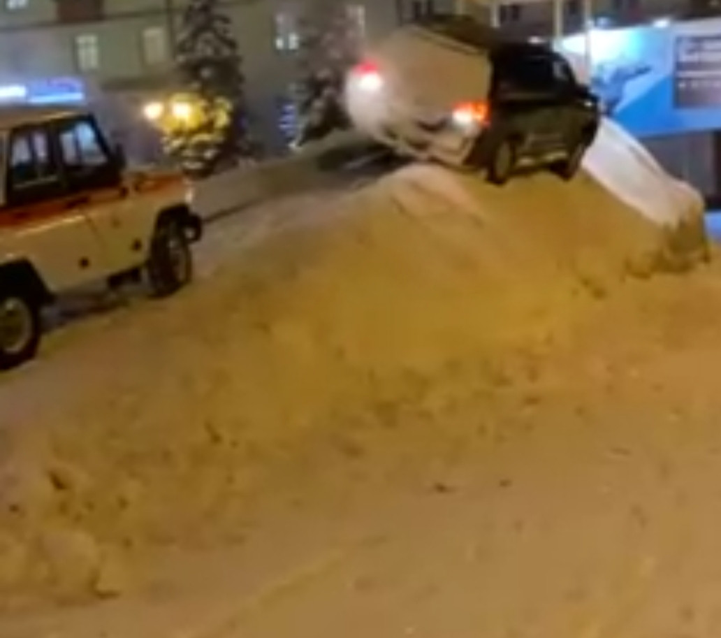 Почему джип заехал на городскую снежную горку в Прокопьевске: подробности случившегося