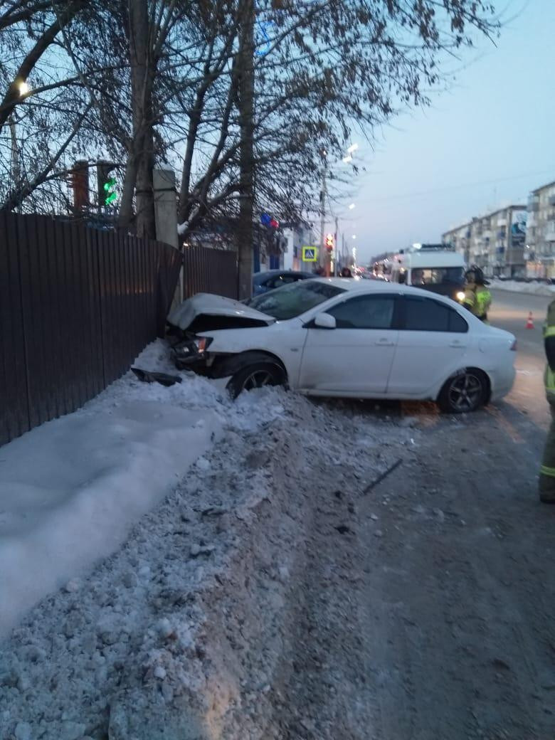 В Кузбассе при столкновении встречных автомобилей пострадал человек
