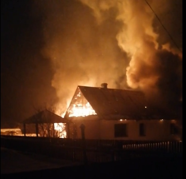Повезло, что остались живы: у многодетной семьи ночью сгорел дом