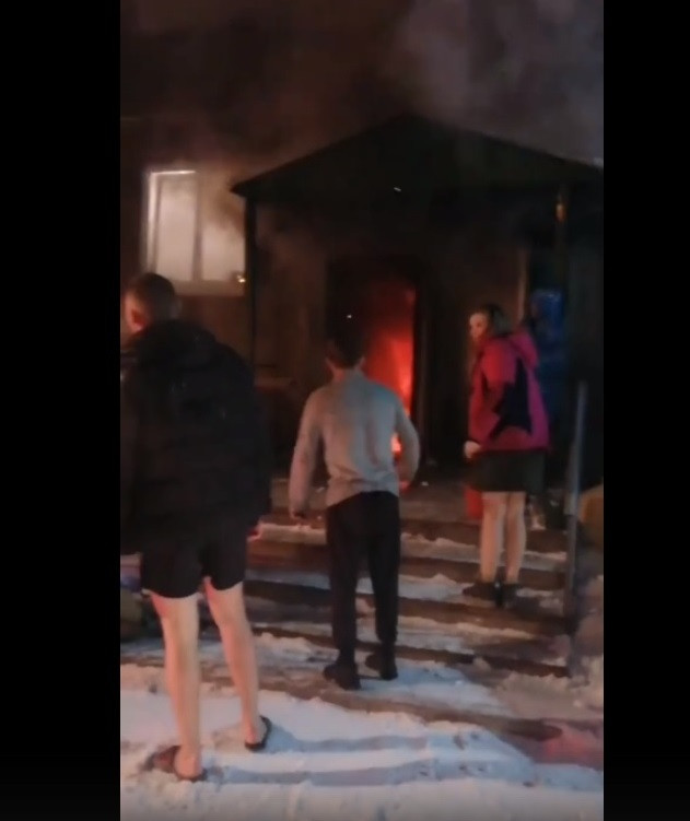 В Прокопьевске при пожаре в жилом доме сотрудники МЧС спасли 6 человек 