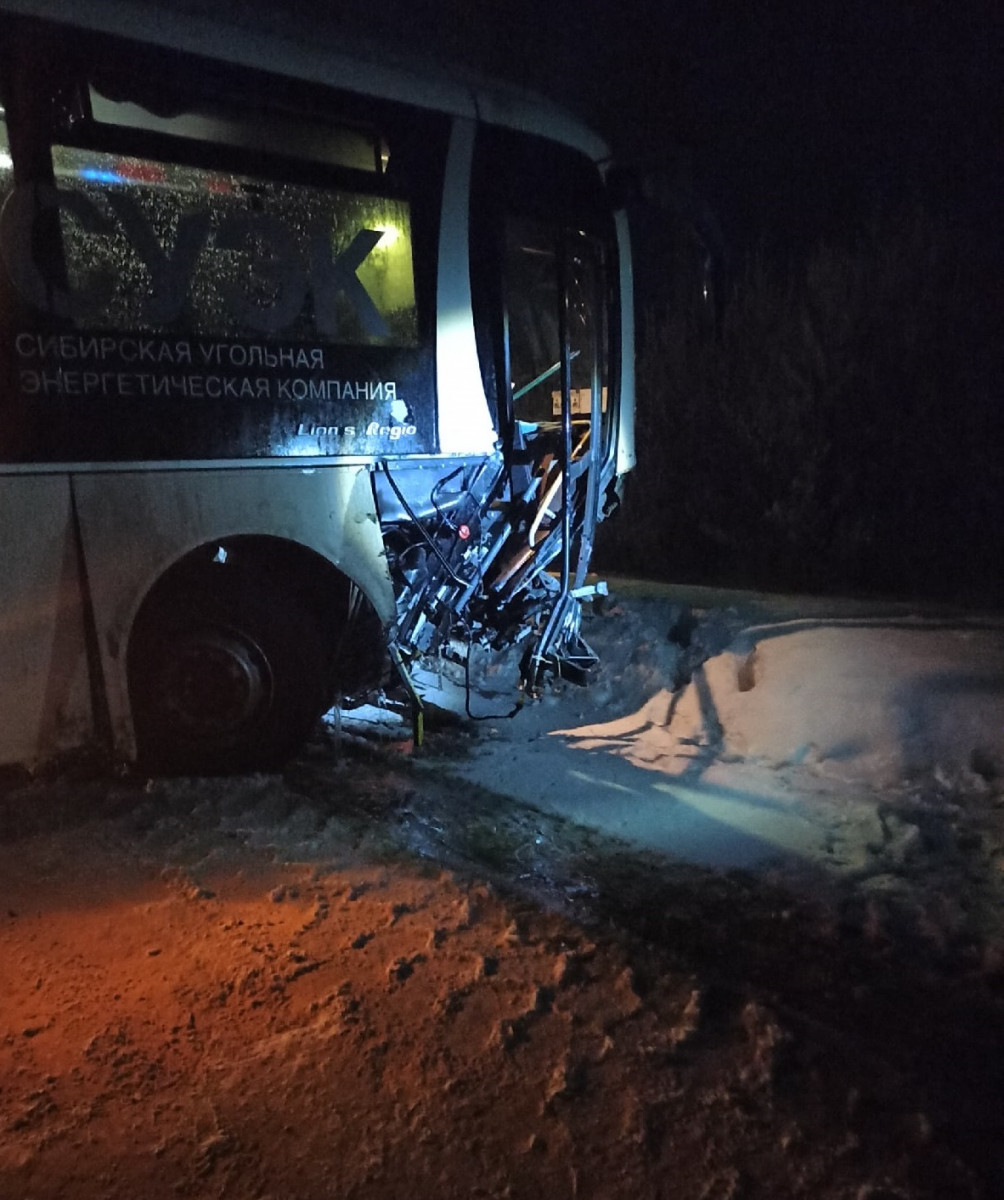 Очевидцы: под Прокопьевском в автобус с горняками влетела легковушка