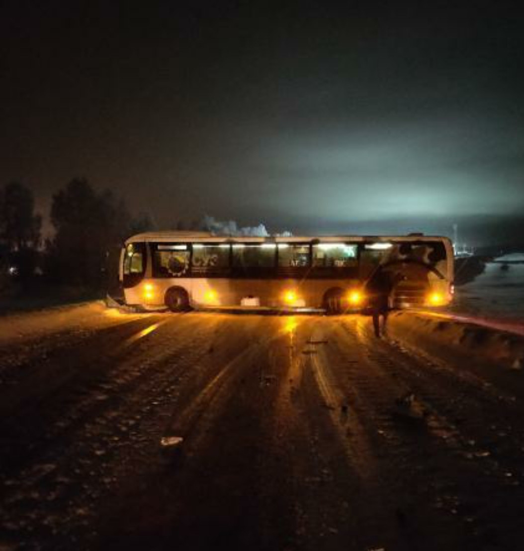 Под Прокопьевском в автобус с горняками влетела легковушка: подробности происшествия