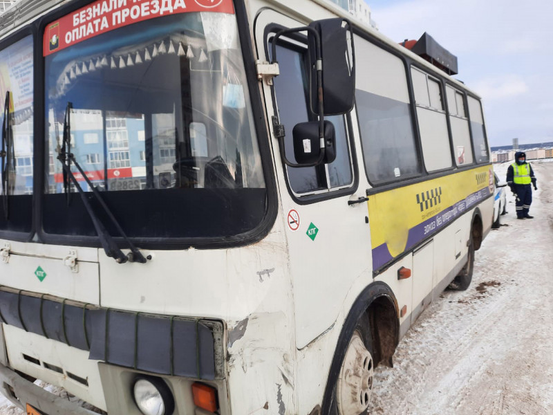 В Кузбассе пассажирский автобус столкнулся с автогрейдером