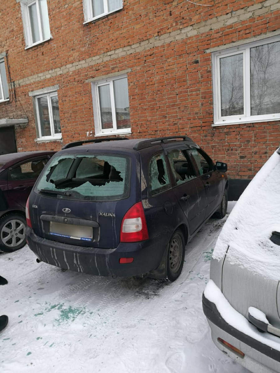 Неизвестный разбил все стекла в авто: прокопчане разыскивают очевидцев
