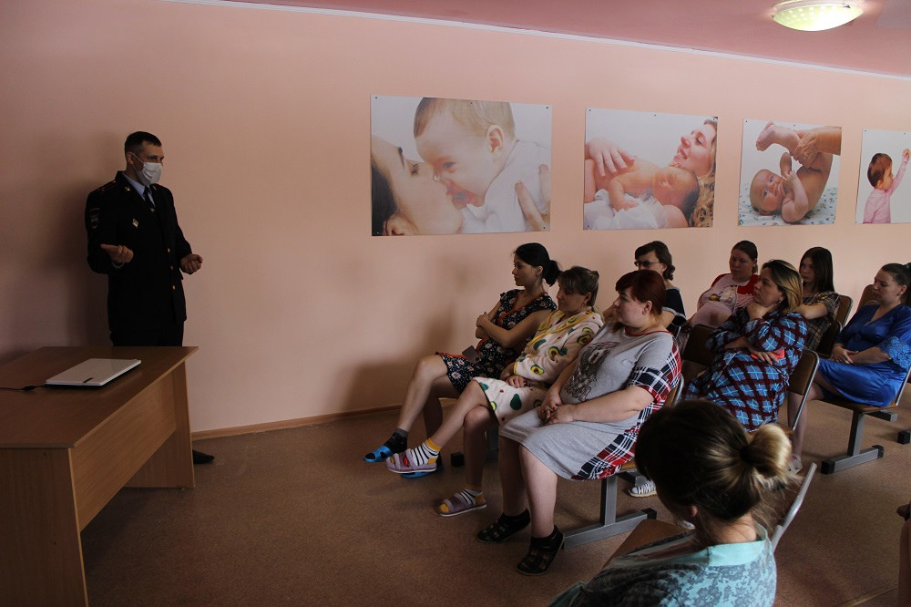 В Прокопьевске инспекторы ГИБДД напомнили беременным горожанкам важную информацию о перевозке детей