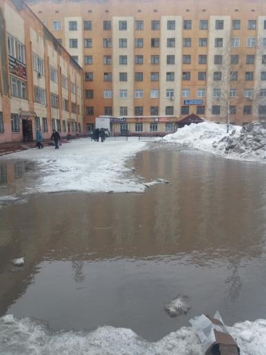 Теперь только вплавь: в Прокопьевске дорогу в поликлинику перекрыла огромная лужа