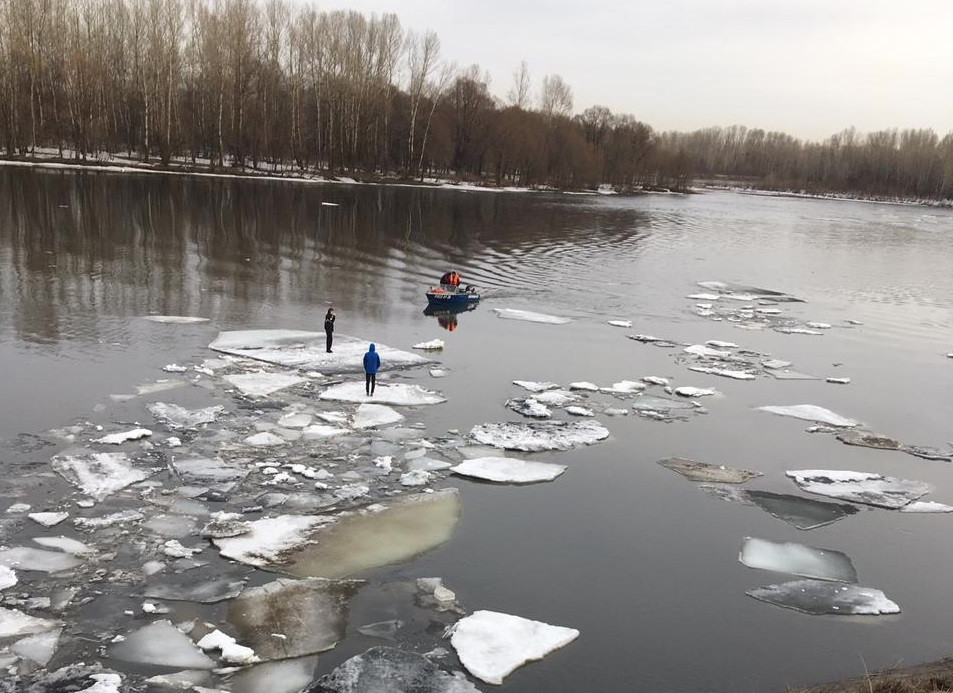 В Кузбассе спасатели сняли двух подростков с льдины, которую несло по реке