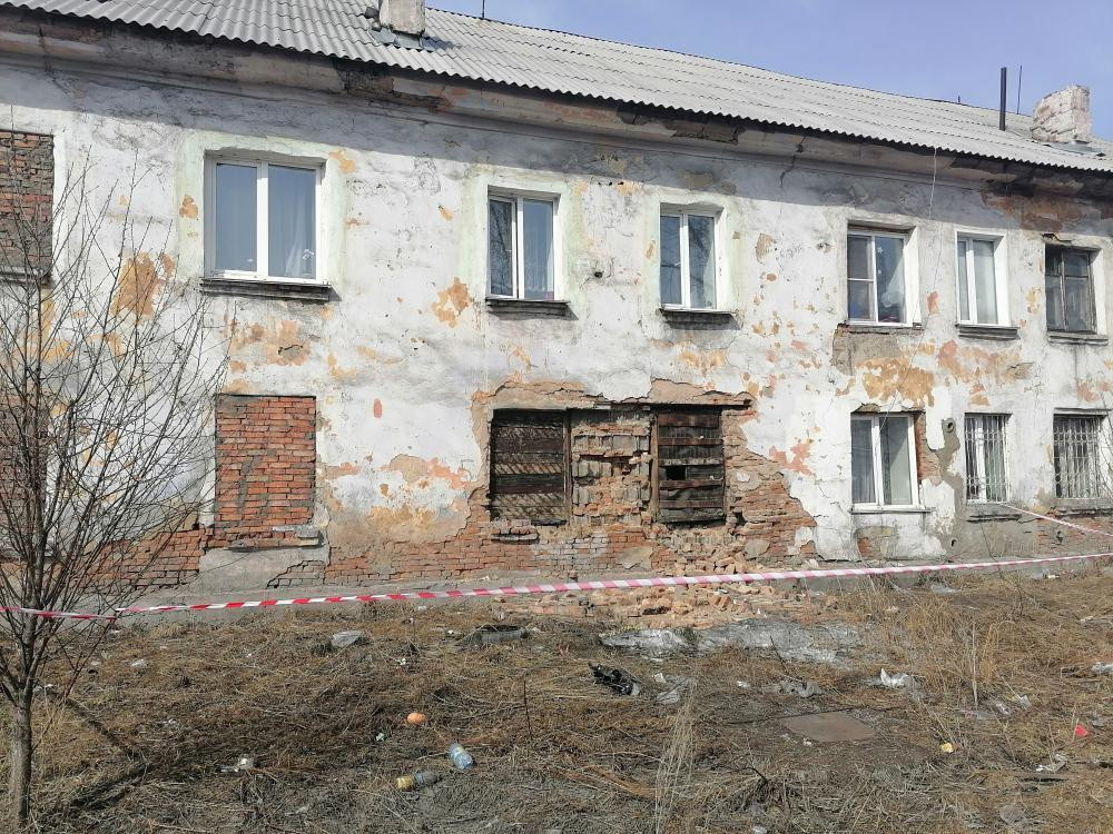 Следком проверит в Прокопьевске жилой дом, где частично выпала кирпичная кладка заложенных оконных проемов