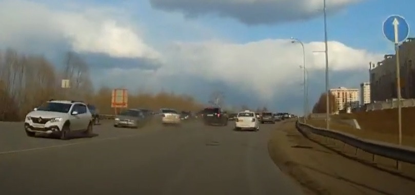 ДТП в Кузбассе: джип "вытолкнул" легковушку на встречку и скрылся с места происшествия