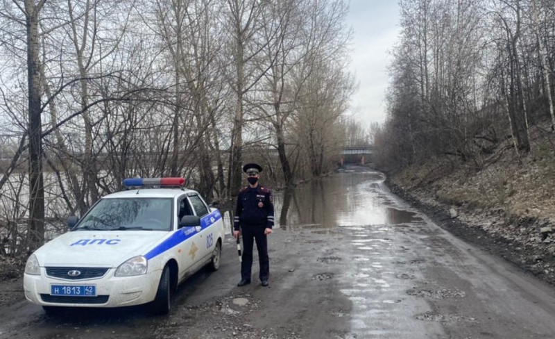 В Новокузнецке из-за подтопления паводковыми водами перекрыт участок автодороги
