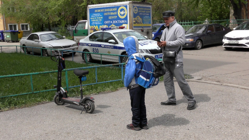 Кузбассовец в состоянии опьянения прокатился с ребенком на электросамокате и заработал большой штраф