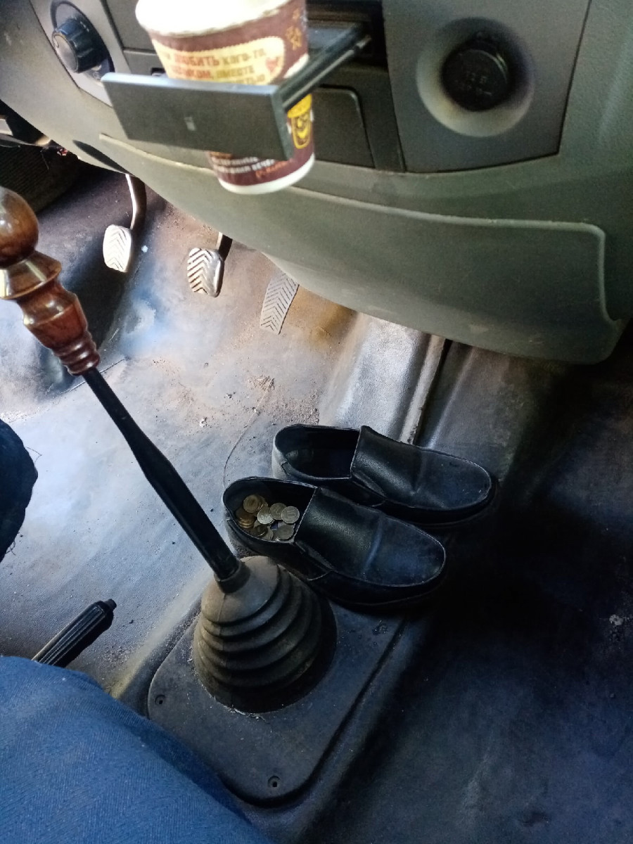 Деньги не пахнут: в Прокопьевске водитель маршрутки использовал обувь не по назначению