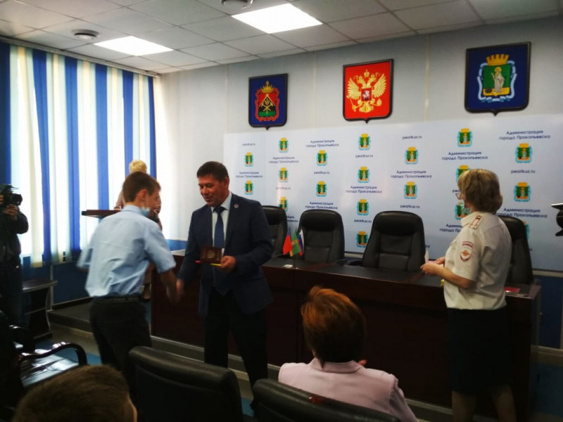 В Прокопьевске глава города вручил 25 школьникам их главный документ