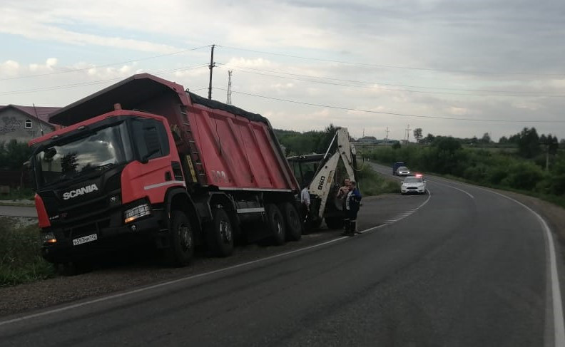 В Кузбассе грузовик, оставшись без водителя, съехал в кювет