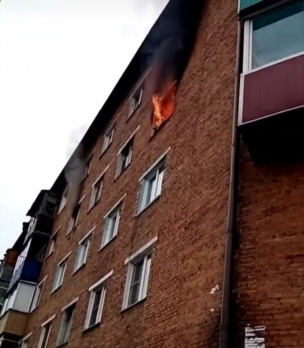 В Прокопьевске жители многоквартирного дома попали в огненно-дымовую ловушку