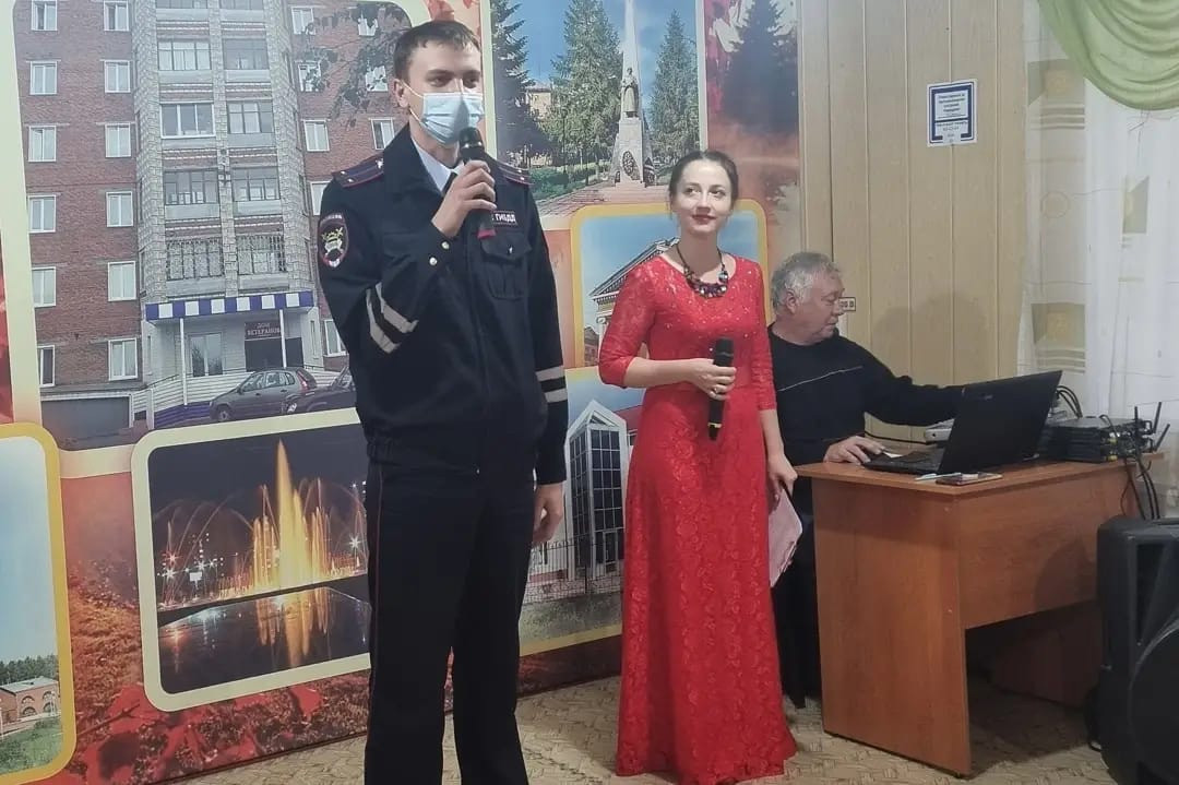 В Прокопьевске инспекторы ГИБДД побывали с важной миссией в доме ветеранов