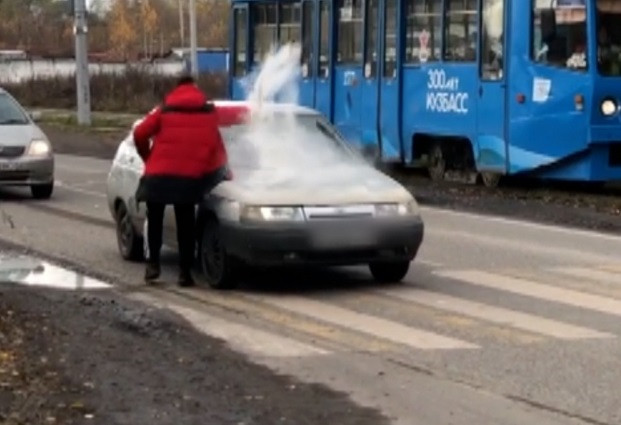 В Кузбассе пешеход забросал яйцами автомобиль