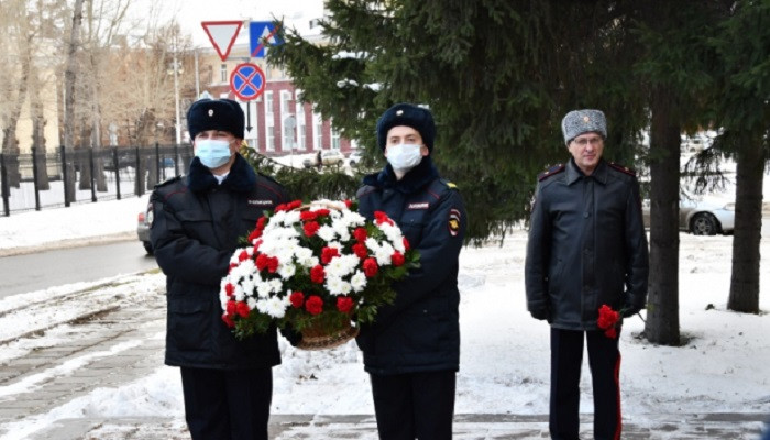 В Кузбассе почтили память погибших при исполнении служебных обязанностей полицейских