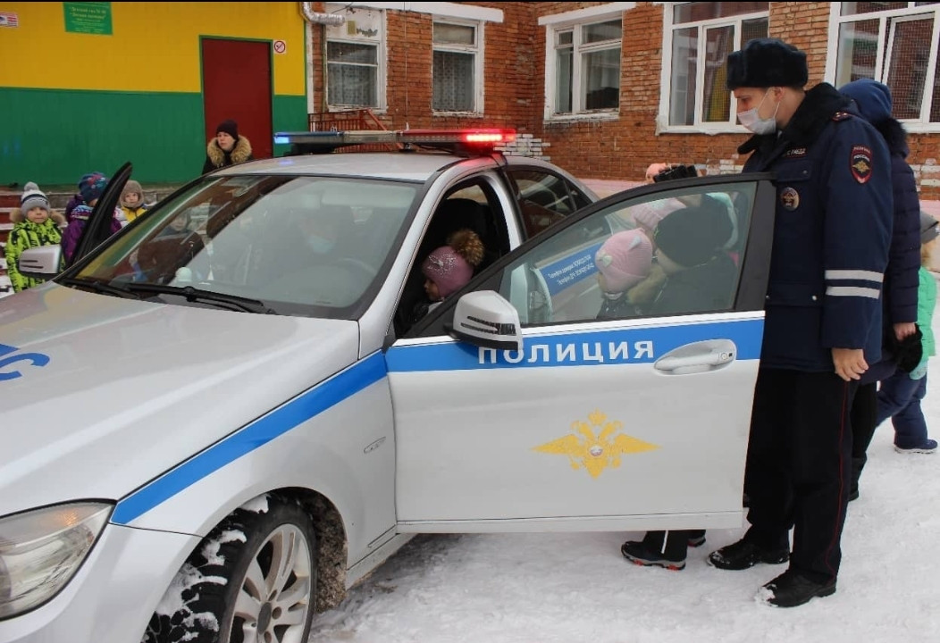 В Прокопьевске инспекторы ГИБДД доверили детсадовцам патрульный автомобиль