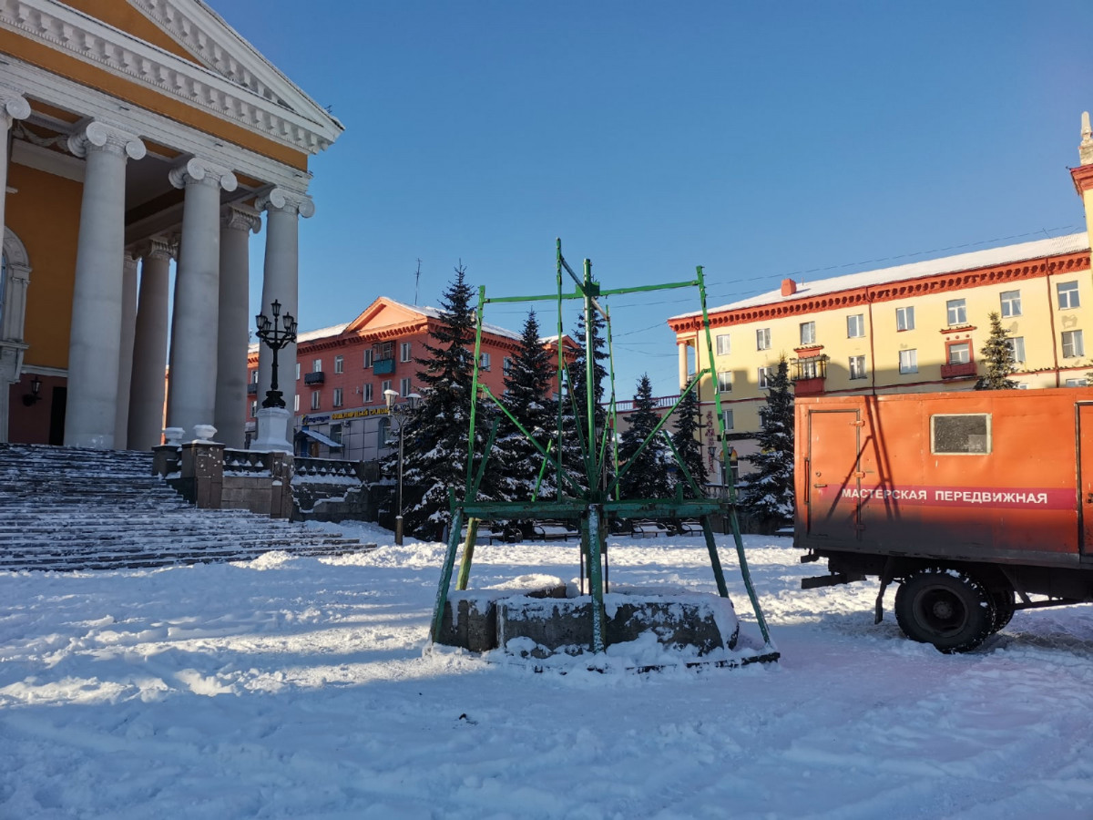 В Прокопьевске устанавливают главные городские новогодние ели