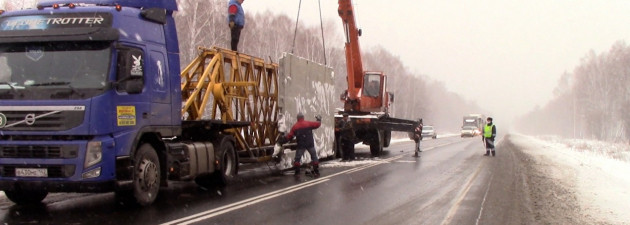 В Кузбассе грузовик с бетонными плитами опрокинулся в кювет