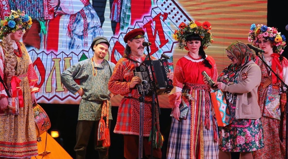 В Прокопьевске ансамбль "Скоморохи" приглашает на концерт "Посидим по-хорошему"