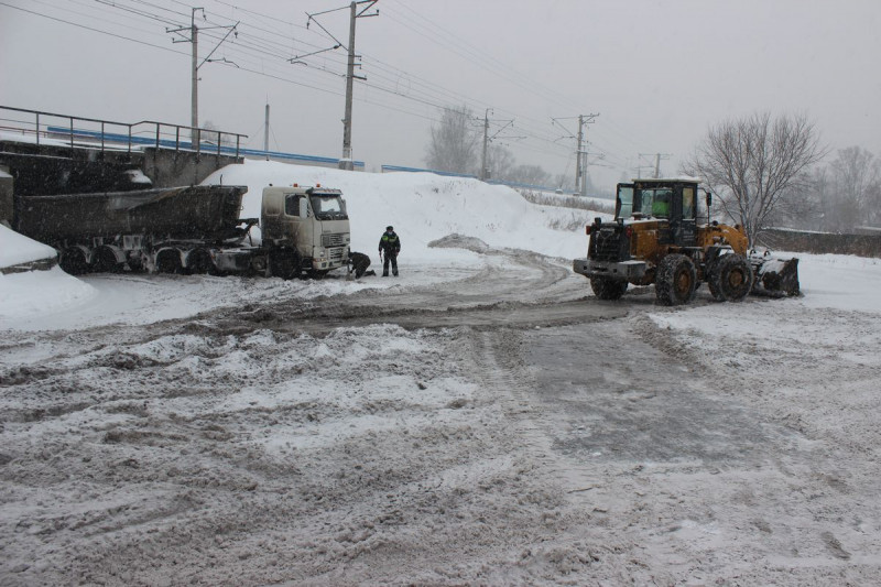 На дорогах Прокопьевска застревают грузовики и легковушки