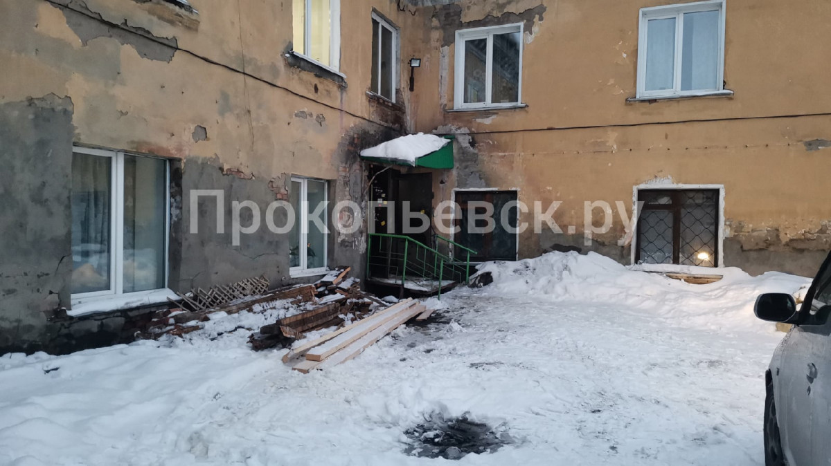 В Прокопьевске в подъезде жилого дома обрушился потолок