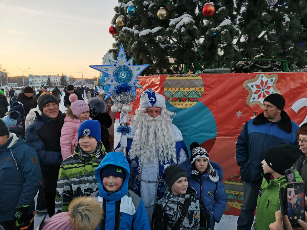 В Прокопьевске на площади у СК "Снежинка" состоялся зимний праздник