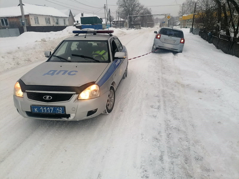 В Кузбассе полицейские помогли водителю, застрявшему в снегу