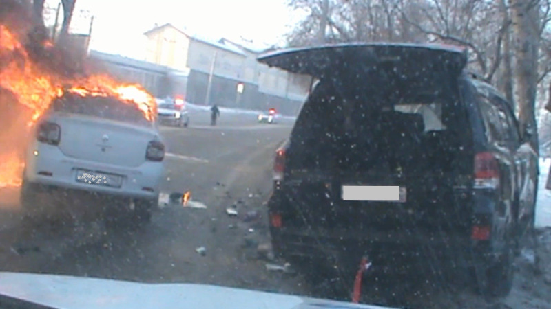 В Кузбассе после ДТП загорелась машина автошколы