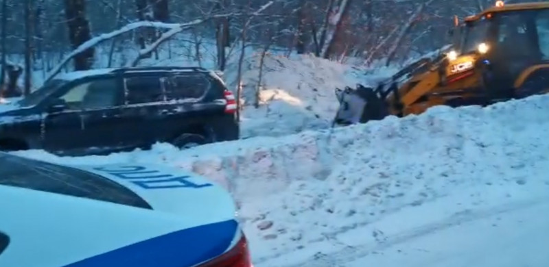 В Прокопьевске инспекторы ГИБДД вызволили из снежного плена горожанку
