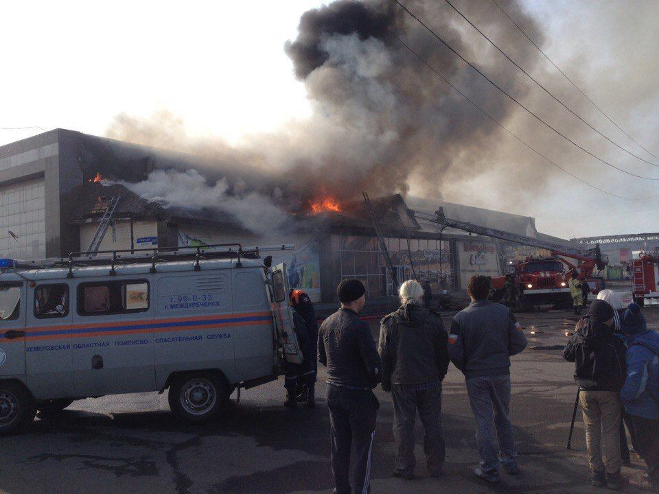 В Кузбассе возгорание торгового центра тушили более 20 пожарных (видео)