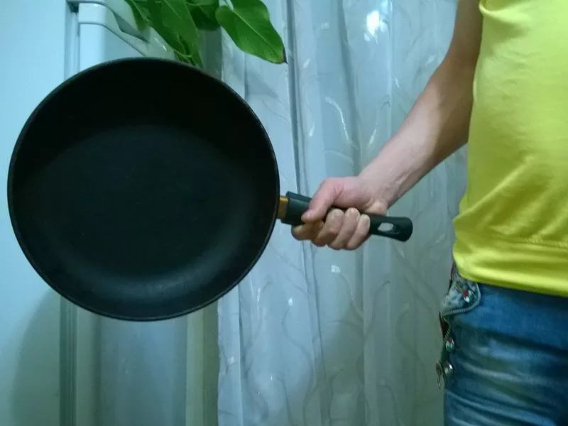 Так не доставайся же никому: жительница Кузбасса сковородой испортила автомобиль бывшего мужа(видео)