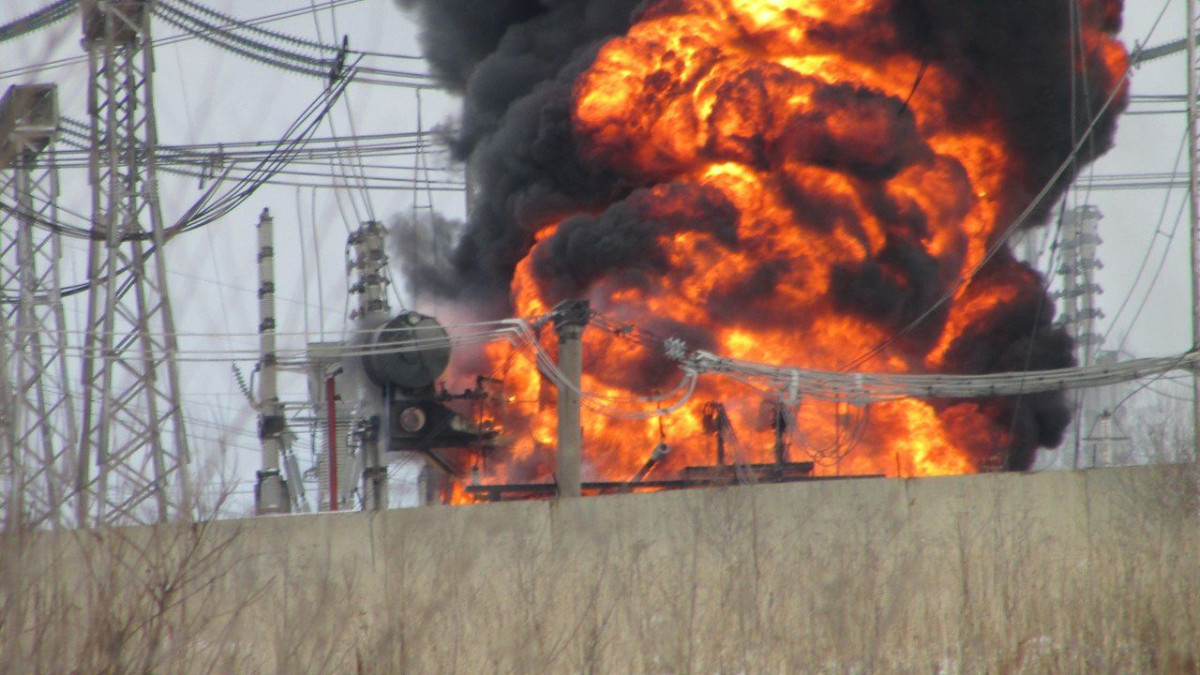 Очевидцы: В Прокопьевске серьезный пожар на электроподстанции (фото)