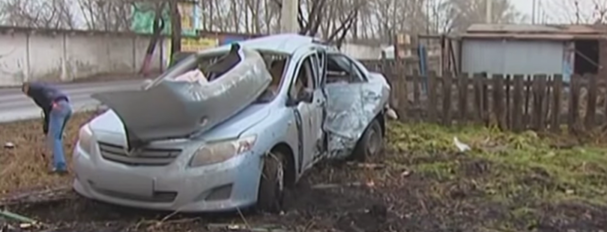 Жесткое ДТП в Прокопьевске: автолюбитель снес забор и врезался в дерево