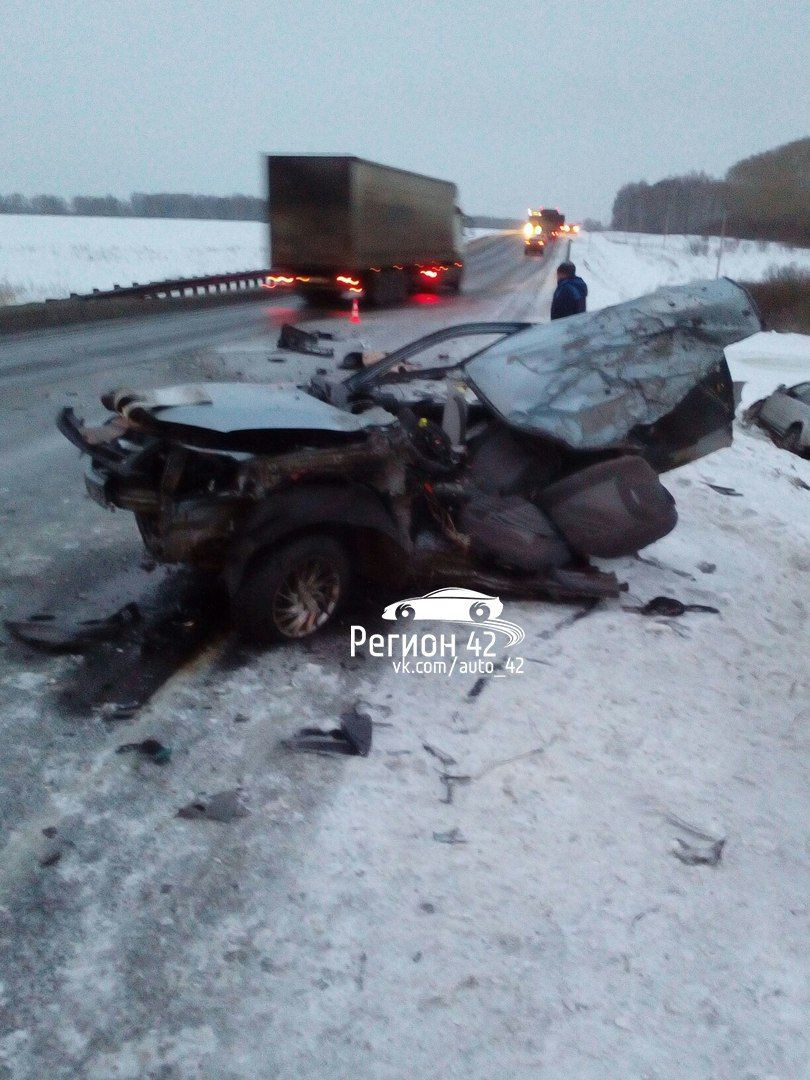 Тройное ДТП на трассе Кузбасса: легковой автомобиль разорвало пополам