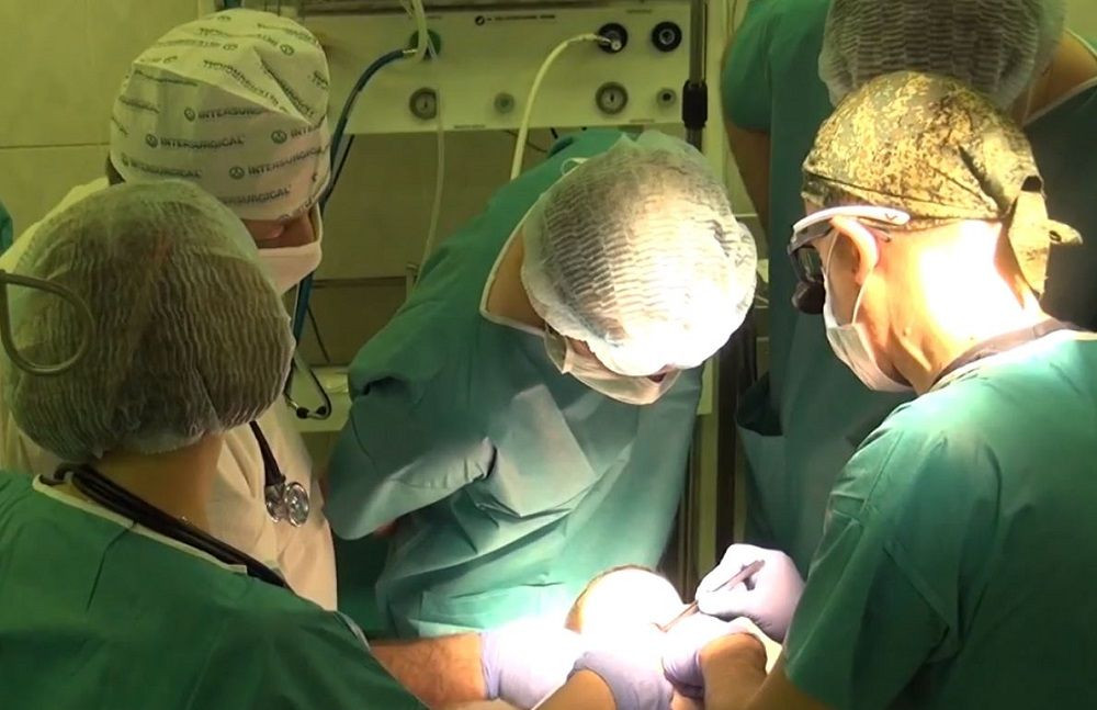 В Кузбассе врачи с помощью уникальных операций вернули ребенку возможность дышать, есть и говорить