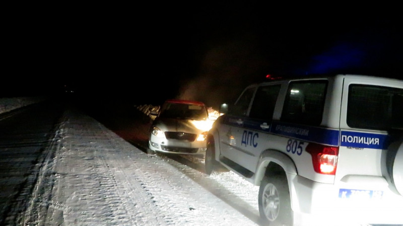 В Кузбассе автоледи в мороз попала в трудную ситуацию на трассе