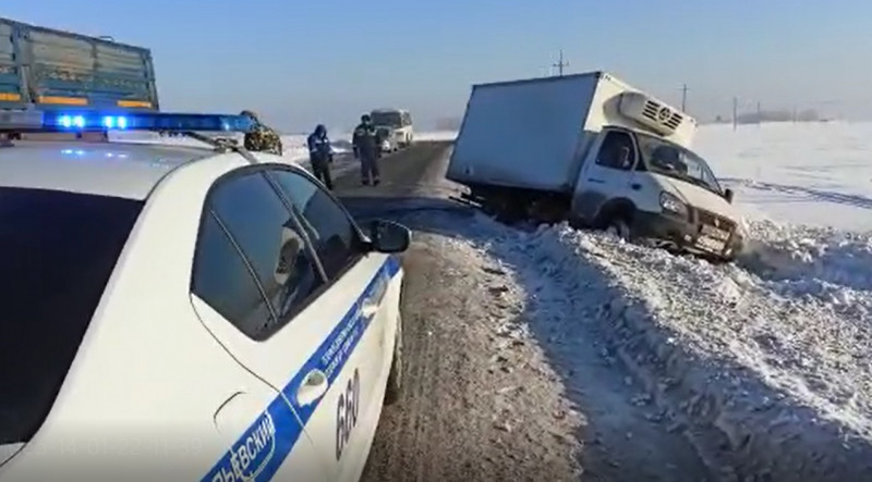 В Прокопьевском районе грузовик застрял в снегу